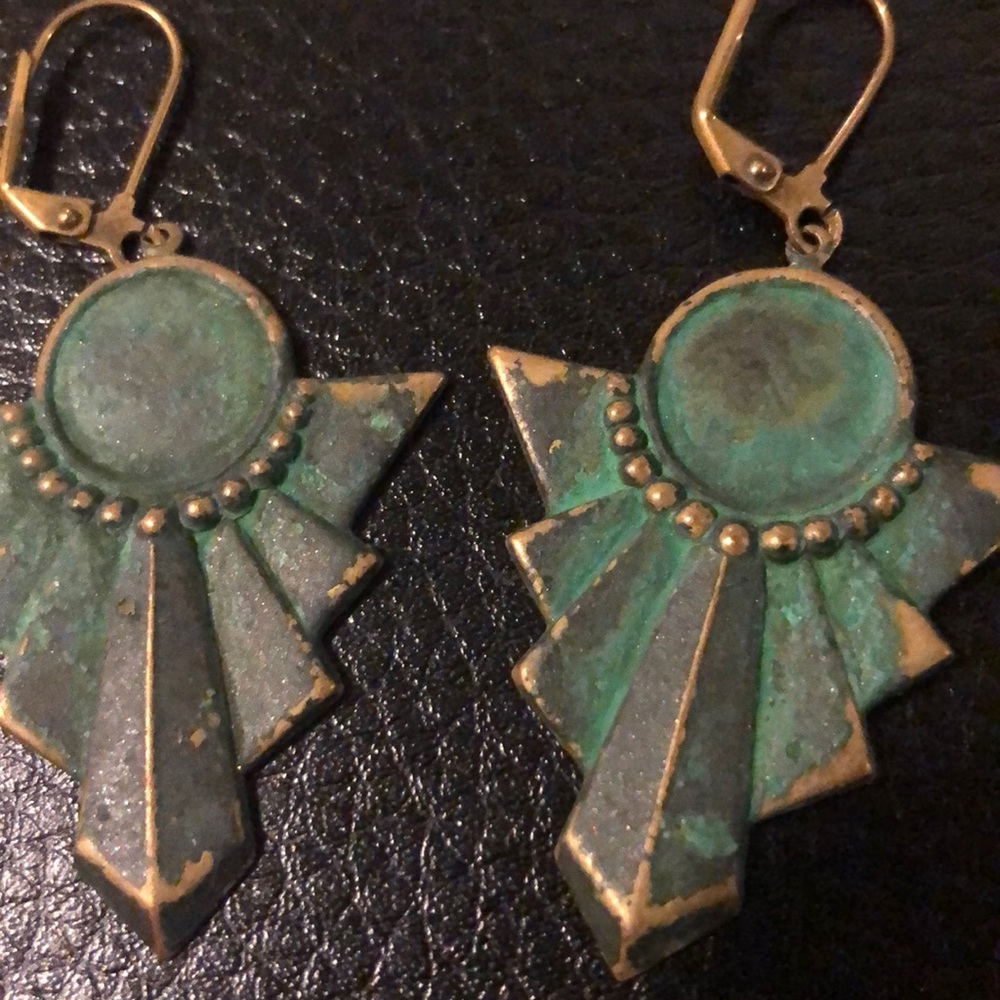 Rustic Abstract Arrowhead Shaped Earring - Picture 4 of 5